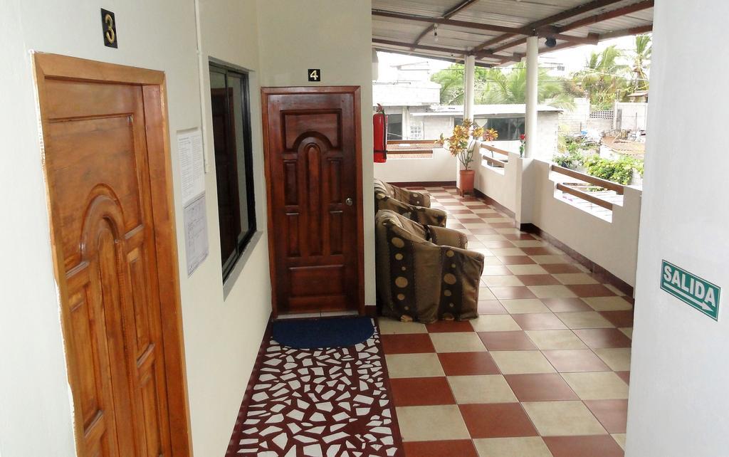 Hostal Arena Negra Puerto Ayora  Esterno foto