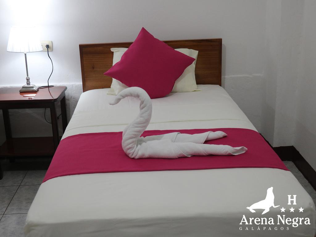 Hostal Arena Negra Puerto Ayora  Esterno foto