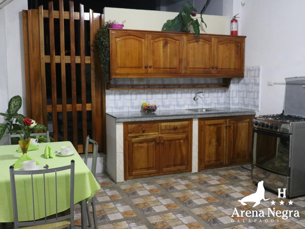 Hostal Arena Negra Puerto Ayora  Esterno foto